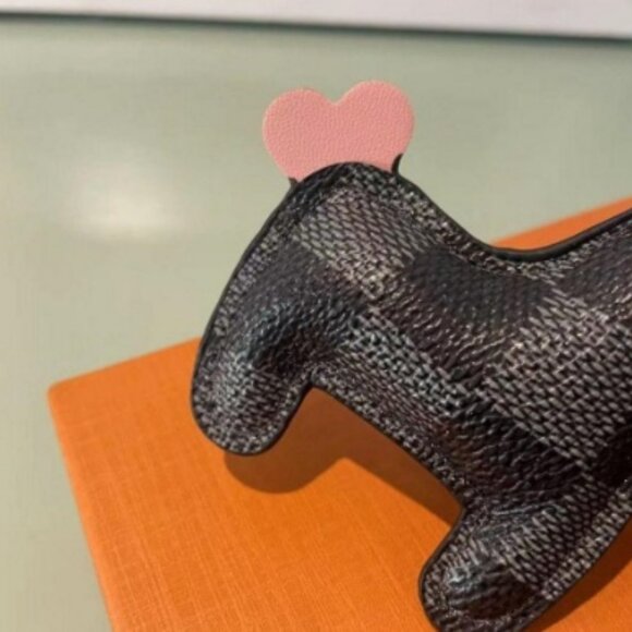 Chic Dachshund Key Ring with Pink Heart - Picture 3 of 4